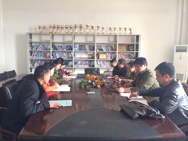 信息工程系党总支举行教育实践活动党员座谈会