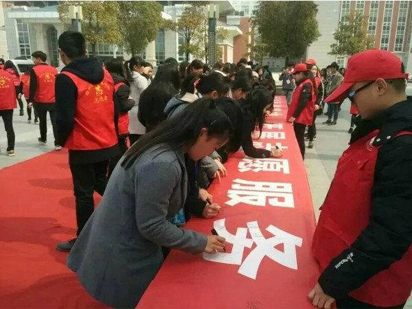 信息工程系响应雷锋精神,积极参与献血活动