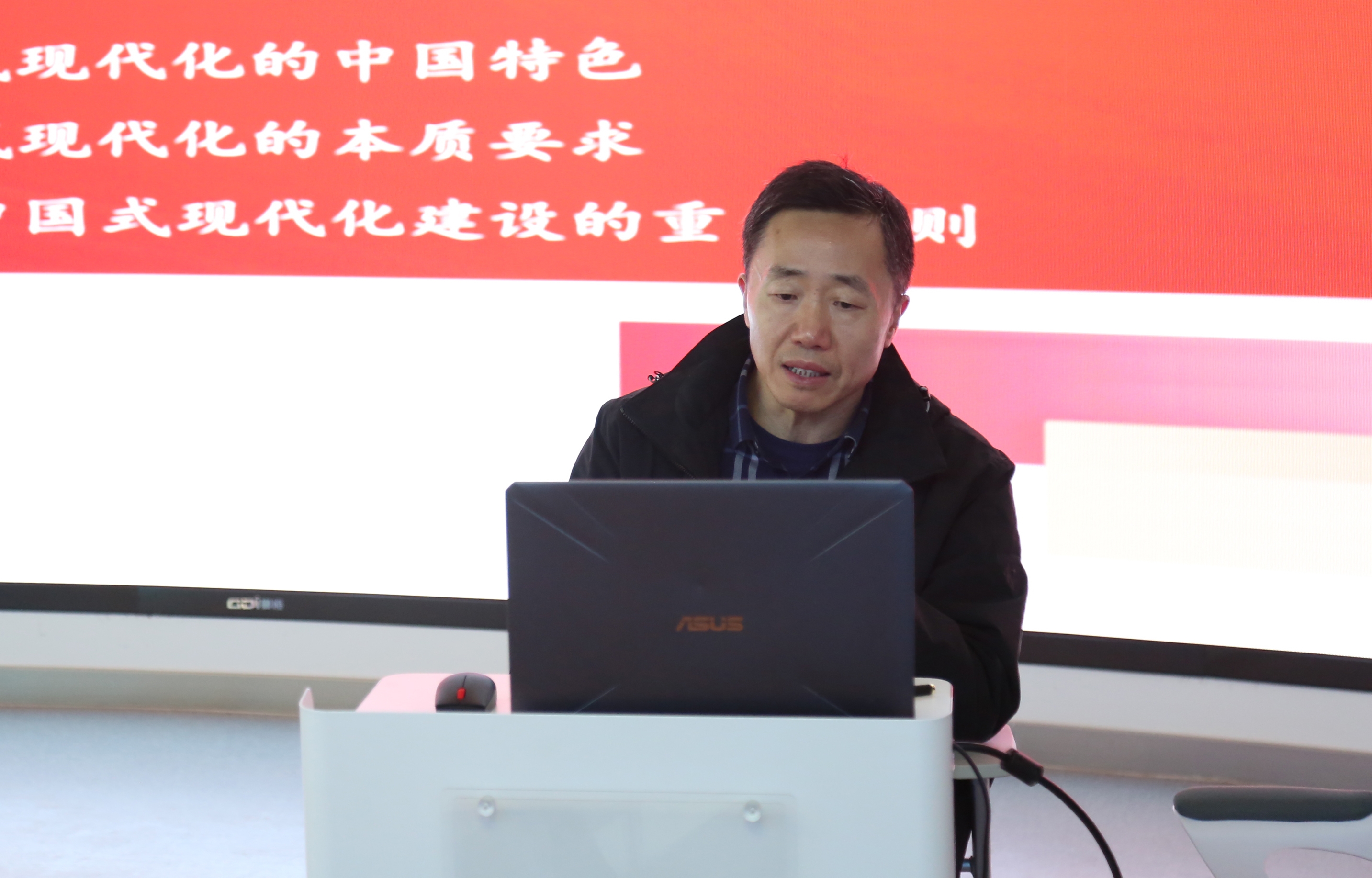 杨家庆赴信息工程学院宣讲党的二十大精神
