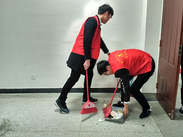 信息工程系组织雷锋月志愿者活动    