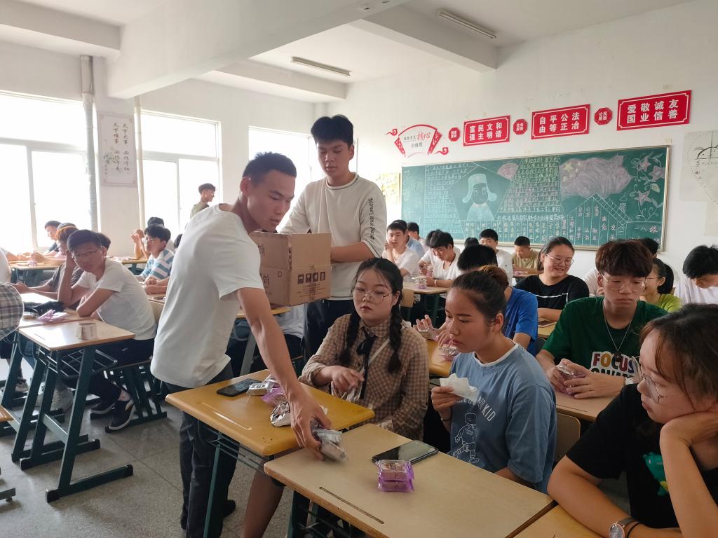 信息工程学院举办“我们的节日”新老生中秋交流会