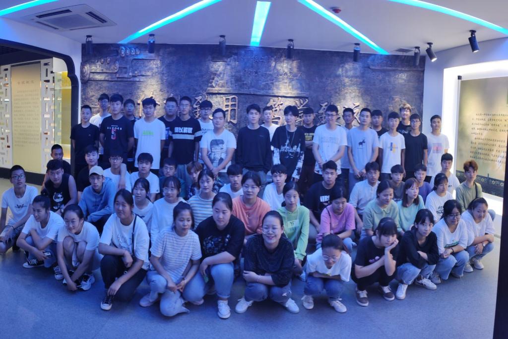 信息工程学院举办“知校史·眀校情·爱职院”之校史馆参观活动