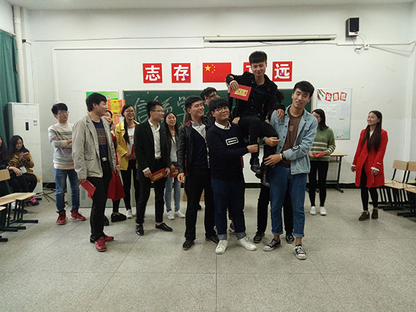 信息系学生会举行欢送会    